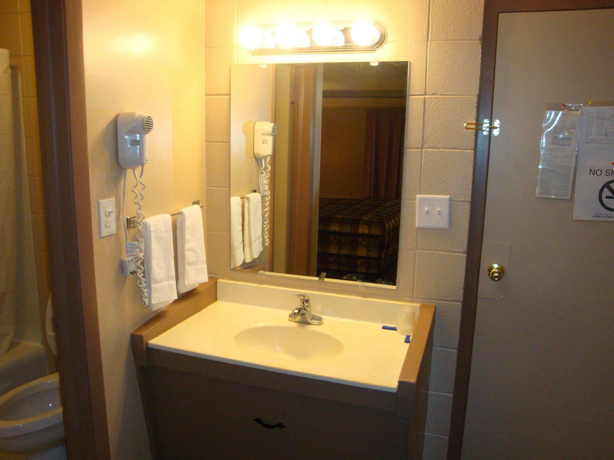 Economy Inn Грин Бэй Экстерьер фото