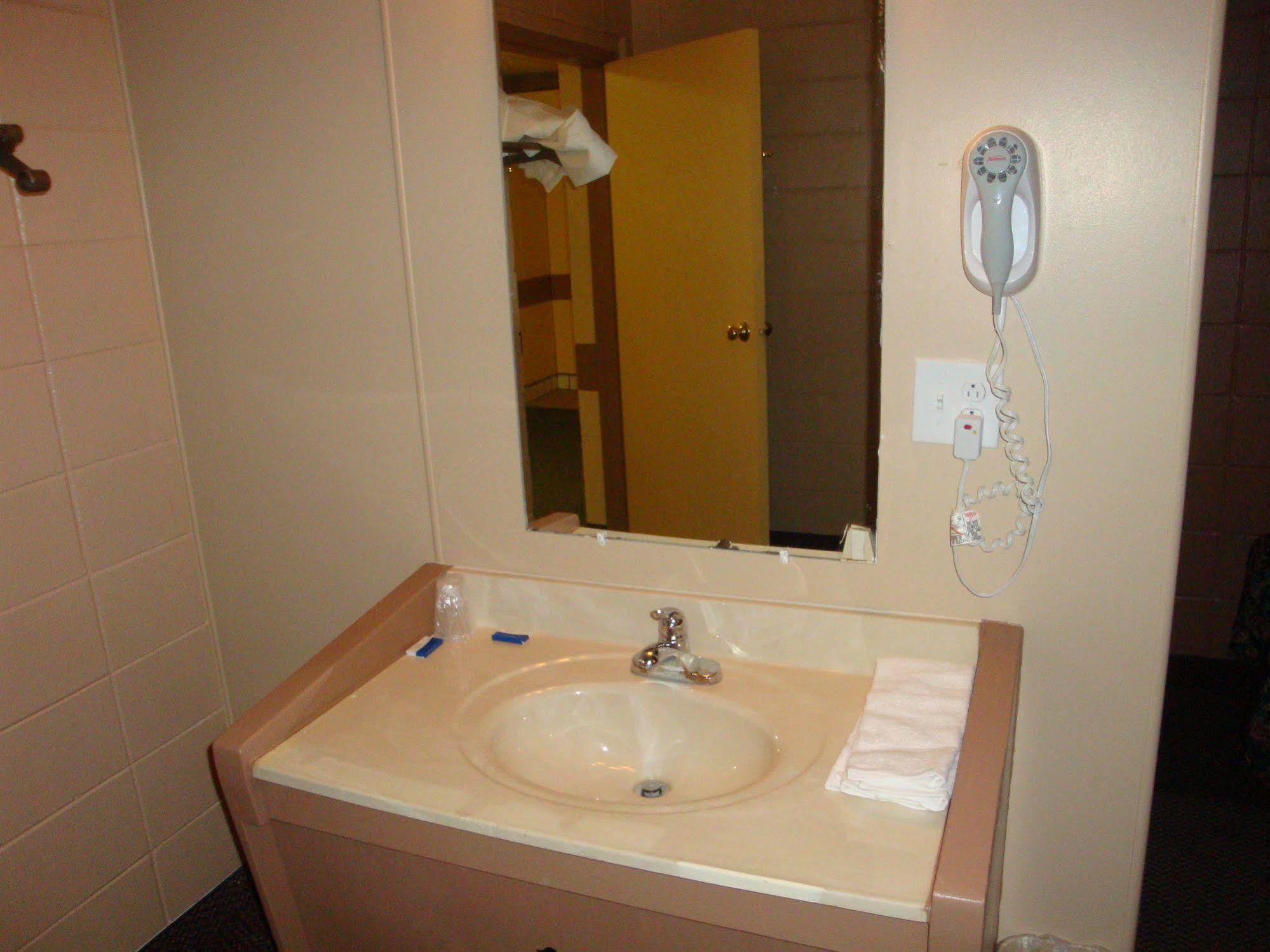 Economy Inn Грин Бэй Экстерьер фото